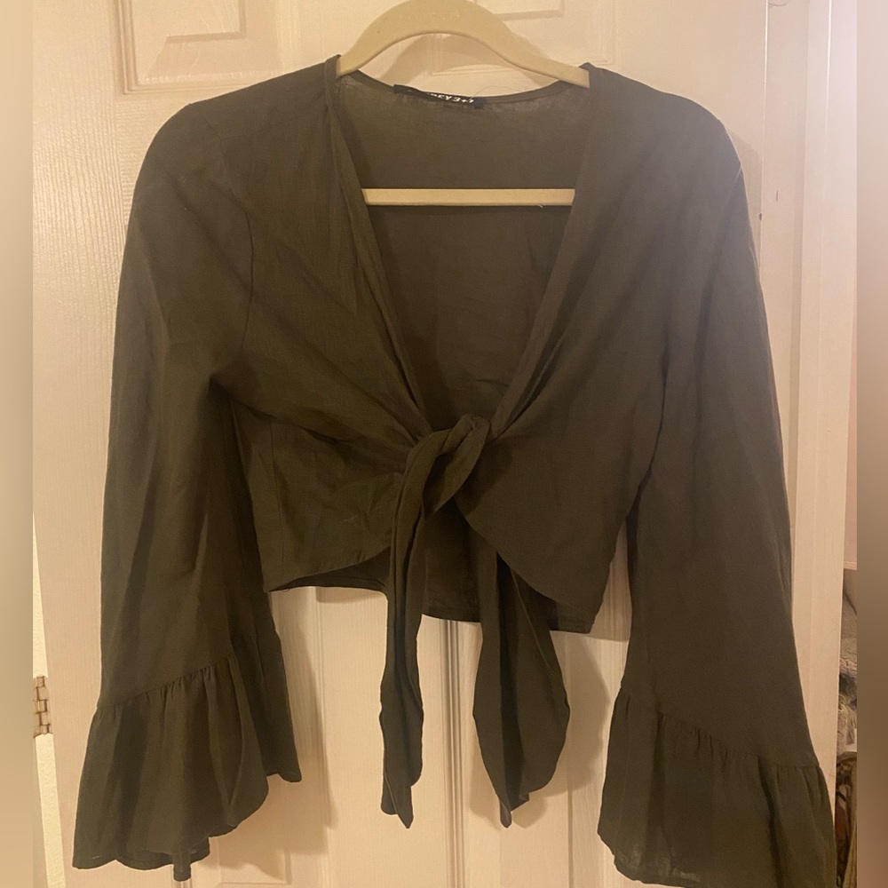 Front-tie butterfly sleeve crop top